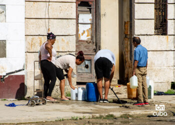 Personas colectan agua en La Habana, ante la escasez provocada por la crisis. Foto: Otmaro Rodríguez.