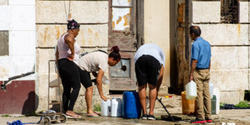 Personas colectan agua en La Habana, ante la escasez provocada por la crisis. Foto: Otmaro Rodríguez.