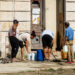 Personas colectan agua en La Habana, ante la escasez provocada por la crisis. Foto: Otmaro Rodríguez.