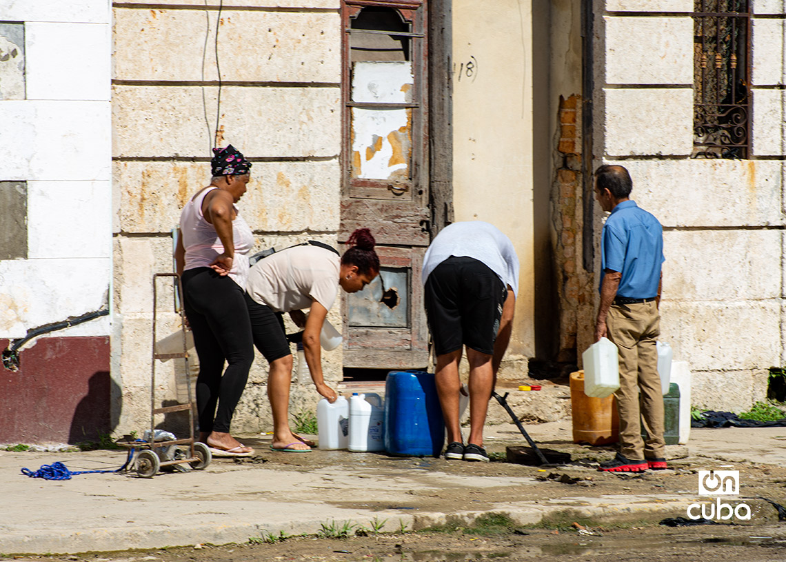 Personas colectan agua en La Habana, ante la escasez provocada por la crisis. Foto: Otmaro Rodríguez.