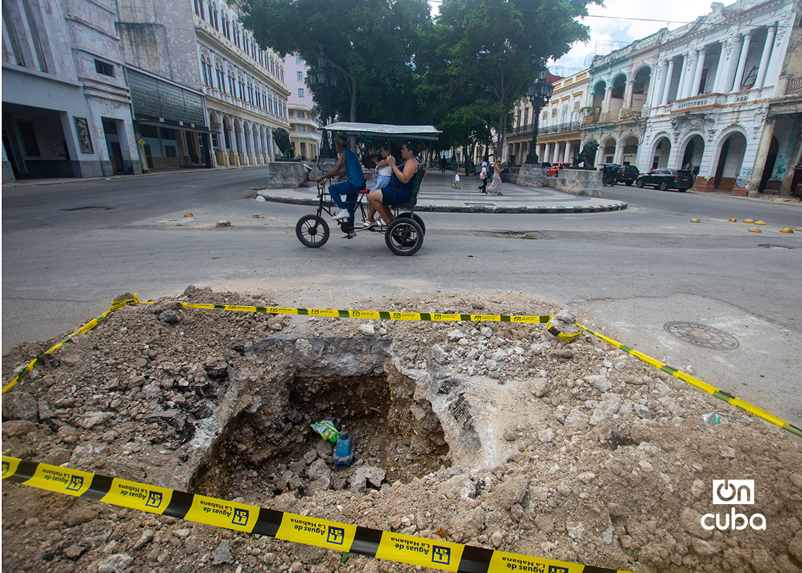 Reparaciones hidráulicas sin terminar en el Prado de La Habana. Foto: Otmaro Rodríguez.