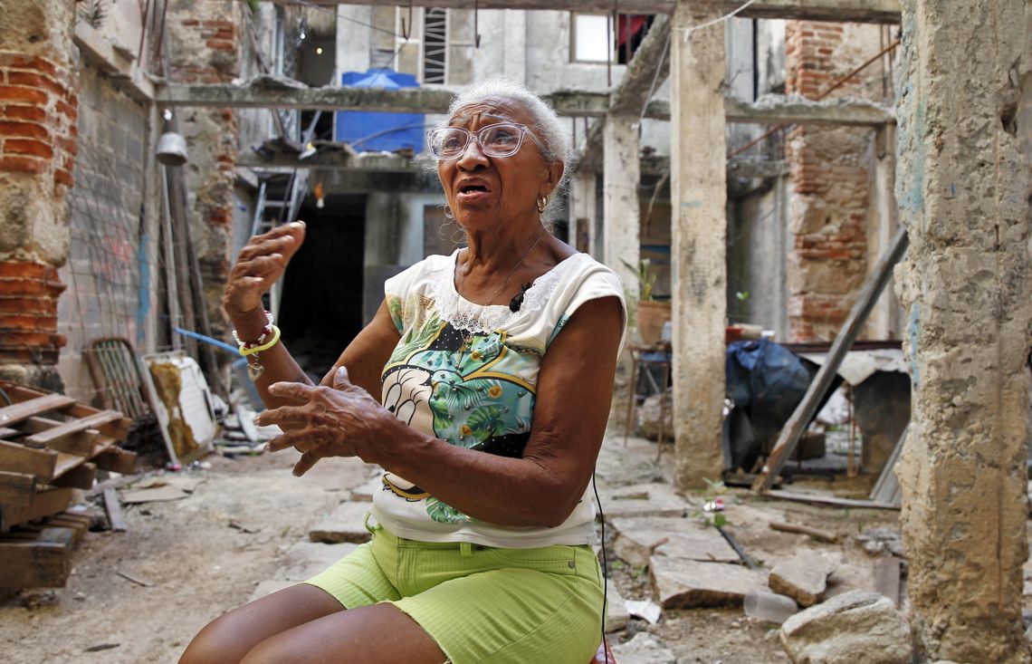 Vilma Rosa de la Cruz hablando en una entrevista con EFE en lo queda de su casa en La Habana. Foto: Ernesto Mastrascusa / EFE.