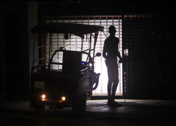 Una persona camina por una calle durante un apagón en La Habana. Foto: EFE/ Ernesto Mastrascusa.