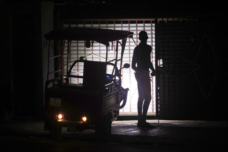 Una persona camina por una calle durante un apagón en La Habana. Foto: EFE/ Ernesto Mastrascusa.