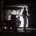 Una persona camina por una calle durante un apagón en La Habana. Foto: EFE/ Ernesto Mastrascusa.