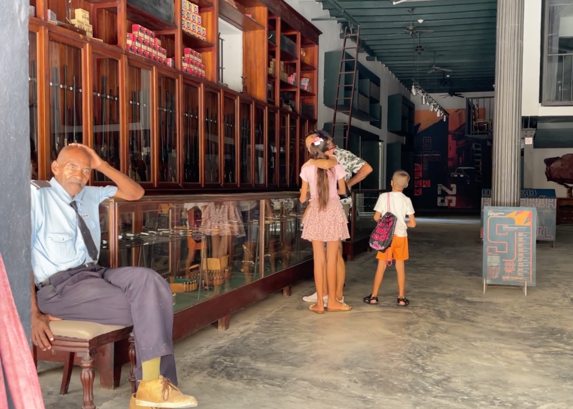 Museums that remain open mostly display their exhibits without electricity. Photo: Lied Lorain. 