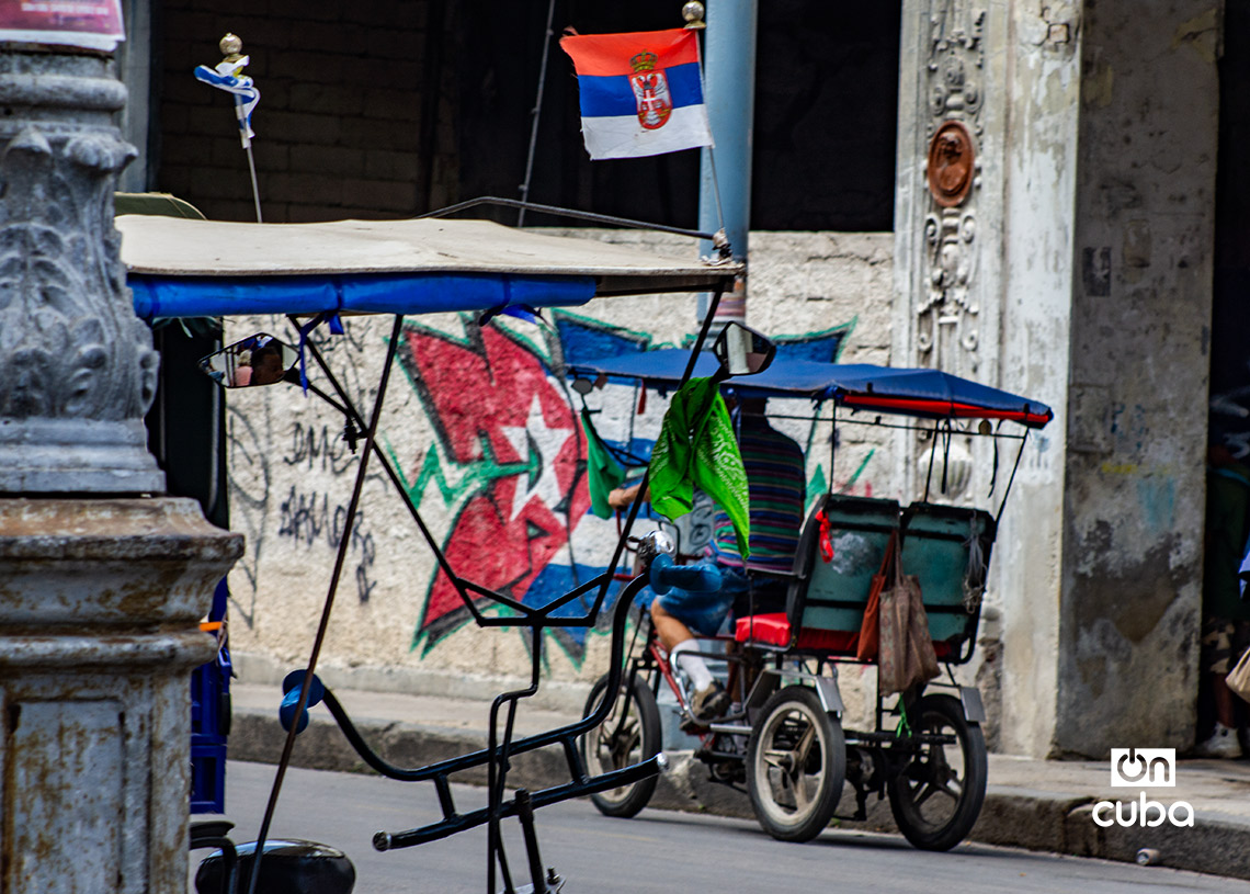 Bicitaxis a la espera de clientes en La Habana. Foto: Otmaro Rodríguez.