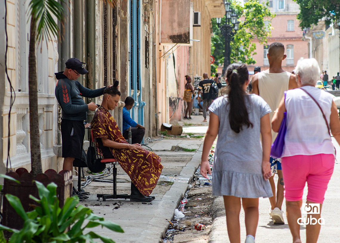 Un barbero realiza su labor en una calle de Centro Habana. Foto: Otmaro Rodríguez.