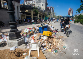 Acumulación de basura en la calle Monte, en La Habana, a cinco años del 11J. Foto: Otmaro Rodríguez.