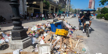 Acumulación de basura en la calle Monte, en La Habana, a cinco años del 11J. Foto: Otmaro Rodríguez.