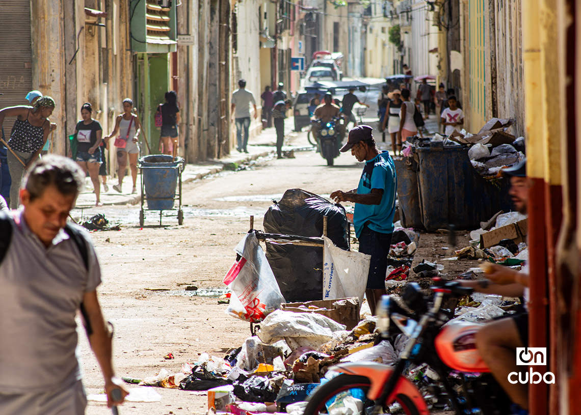 Personas en los alrededores de acumulación de basura en La Habana. Foto: Otmaro Rodríguez.