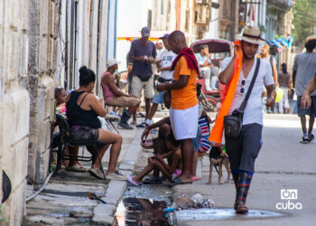 Personas en una calle de La Habana durante un apagón. Foto: Otmaro Rodríguez.
