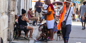 Personas en una calle de La Habana durante un apagón. Foto: Otmaro Rodríguez.