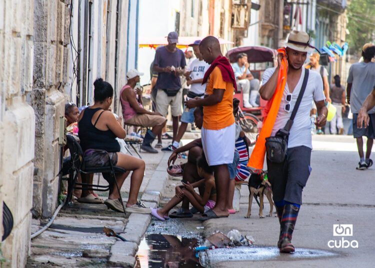 Personas en una calle de La Habana durante un apagón. Foto: Otmaro Rodríguez.