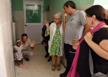 El director de la ONG Open Arms, Óscar Camps, y otros integrantes de la organización humanitaria participan en un recorrido por el hospital pediátrico Juan Manuel Márquez, en La Habana, al que entregaron una donación de paneles solares y otras ayudas. Foto: Ernesto Mastrascusa / EFE / POOL.