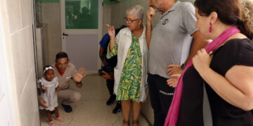 El director de la ONG Open Arms, Óscar Camps, y otros integrantes de la organización humanitaria participan en un recorrido por el hospital pediátrico Juan Manuel Márquez, en La Habana, al que entregaron una donación de paneles solares y otras ayudas. Foto: Ernesto Mastrascusa / EFE / POOL.