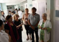 El director de la ONG Open Arms, Óscar Camps, y otros integrantes de la organización humanitaria participan en un recorrido por el hospital pediátrico Juan Manuel Márquez, en La Habana, al que entregaron una donación de paneles solares y otras ayudas. Foto: Ernesto Mastrascusa / EFE / POOL.