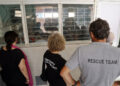 El director de la ONG Open Arms, Óscar Camps, y otros integrantes de la organización humanitaria participan en un recorrido por el hospital pediátrico Juan Manuel Márquez, en La Habana, al que entregaron una donación de paneles solares y otras ayudas. Foto: Ernesto Mastrascusa / EFE / POOL.