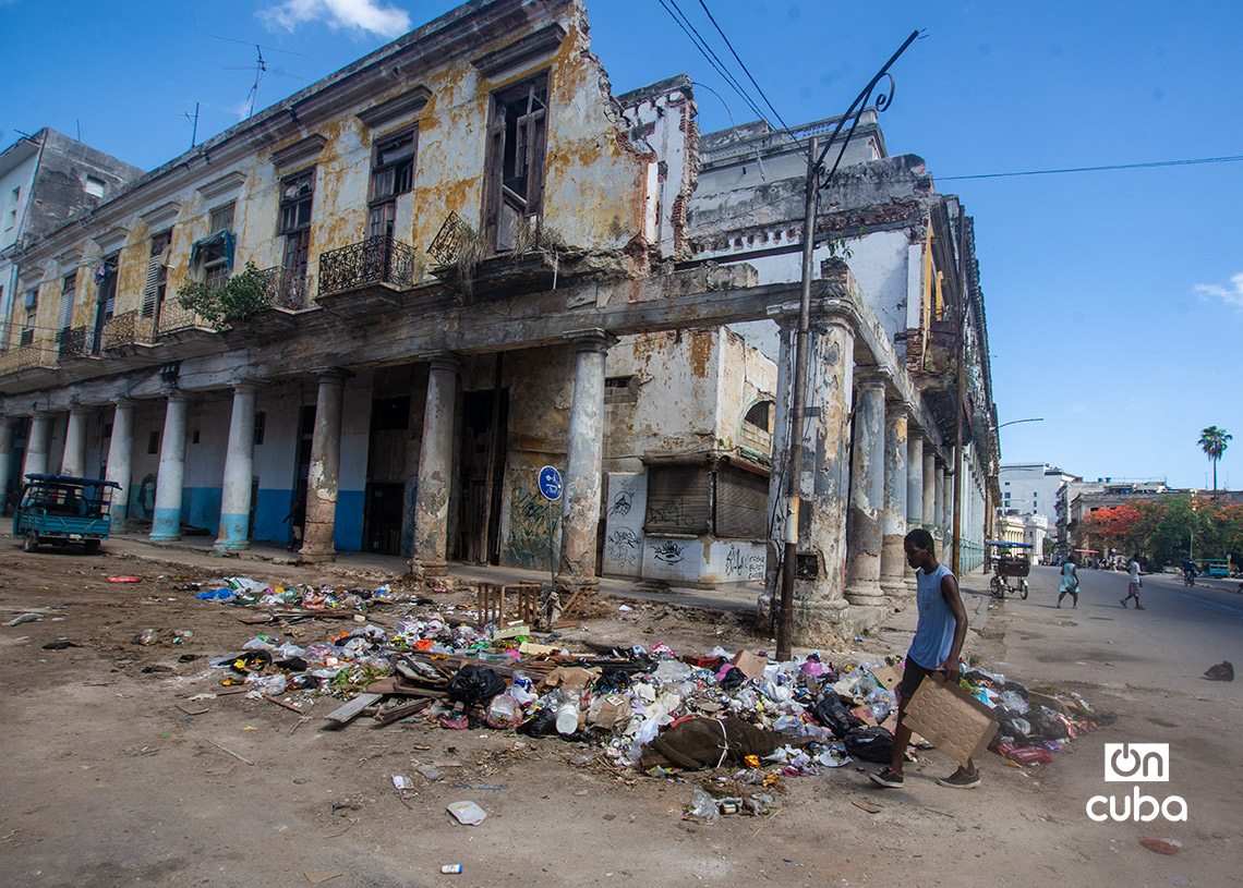 El mal estado de muchas edificaciones y viviendas, y el retroceso higiénico-sanitario son dos de las mayores evidencias de la actual crisis en Cuba. Foto: Otmaro Rodríguez.