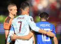 Cristiano Ronaldo abraza a Luka Modric durante el partido entre Portugal y Croacia. Foto: Bienvenido Velasco/EFE