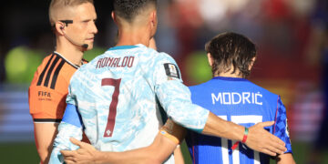 Cristiano Ronaldo abraza a Luka Modric durante el partido entre Portugal y Croacia. Foto: Bienvenido Velasco/EFE