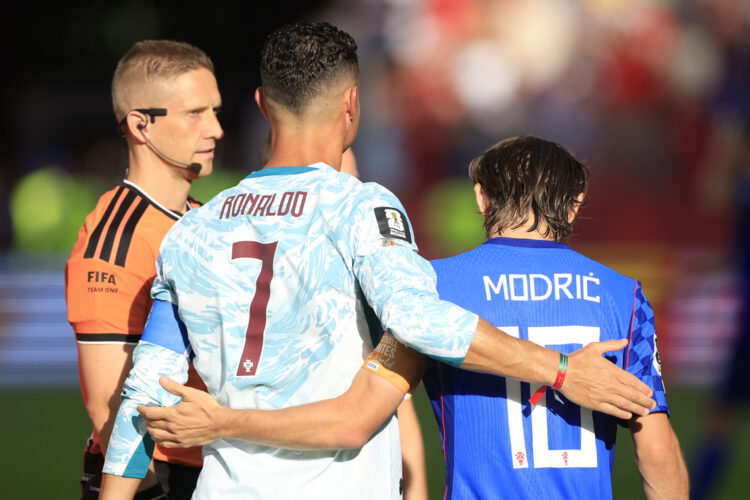 Cristiano Ronaldo abraza a Luka Modric durante el partido entre Portugal y Croacia. Foto: Bienvenido Velasco/EFE