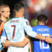 Cristiano Ronaldo abraza a Luka Modric durante el partido entre Portugal y Croacia. Foto: Bienvenido Velasco/EFE