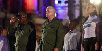 El presidente cubano, Miguel Díaz-Canel (c) y otros dirigentes cubanos, durante un acto en La Habana. Foto: Ernesto Mastrascusa / EFE / Archivo.