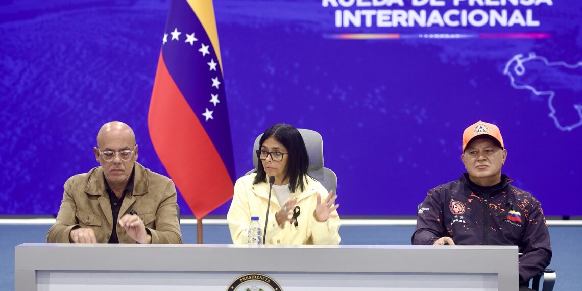 La presidenta encargada de Venezuela, Delcy Rodríguez (c), habla durante una rueda de prensa junto al presidente de la Asamblea Nacional (AN), Jorge Rodríguez (i), y el ministro del Interior, Diosdado Cabello. Foto: Iván Cárdenas / EFE.