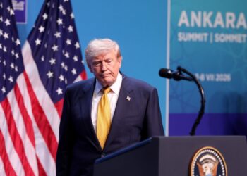 El presidente Donald Trump arriba a la conferencia de prensa en Ankara, luego de la cumbre de la OTAN. Foto:  EFE/EPA/GEORGI LICOVSKI