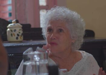 La actriz Doris Gutiérrez en la telenovela "Tan lejos y tan cerca", en su personaje de Dominique Lafont. Foto: Captura de YouTube.
