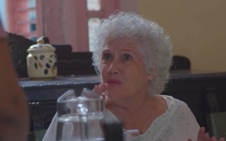 La actriz Doris Gutiérrez en la telenovela "Tan lejos y tan cerca", en su personaje de Dominique Lafont. Foto: Captura de YouTube.
