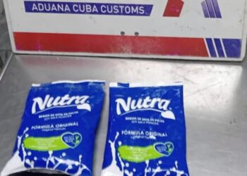 Paquetes de leche en polvo donde fue encontrada cocaína, en el aeropuerto internacional de La Habana. Foto: AduanaCuba / X.