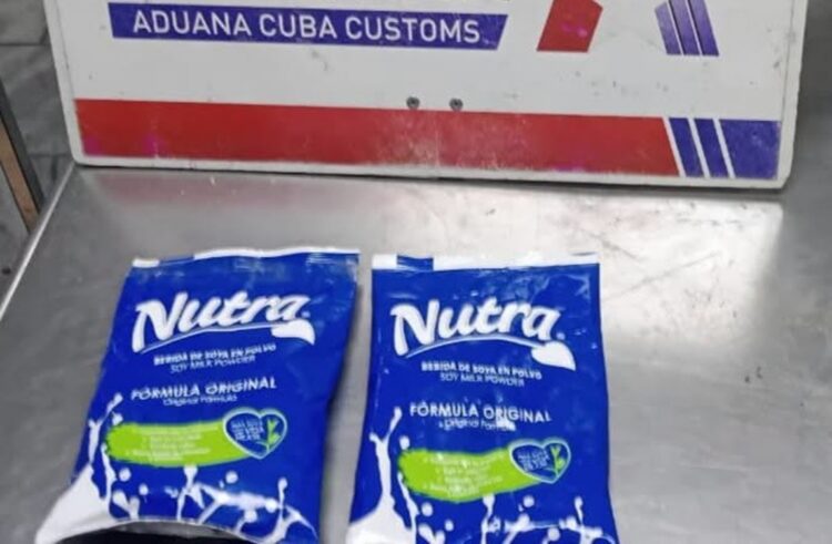 Paquetes de leche en polvo donde fue encontrada cocaína, en el aeropuerto internacional de La Habana. Foto: AduanaCuba / X.