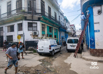 Reparación por parte de ETECSA en La Habana. Foto: Otmaro Rodríguez.