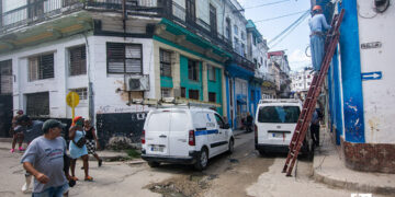 Reparación por parte de ETECSA en La Habana. Foto: Otmaro Rodríguez.