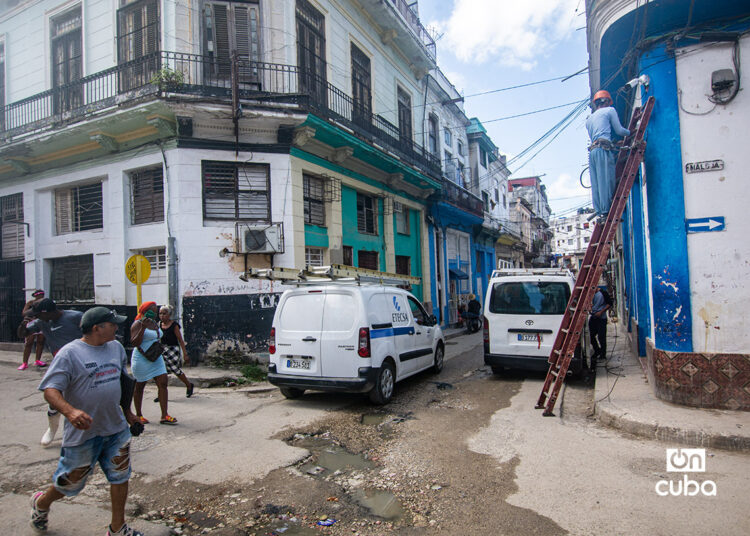 Reparación por parte de ETECSA en La Habana. Foto: Otmaro Rodríguez.