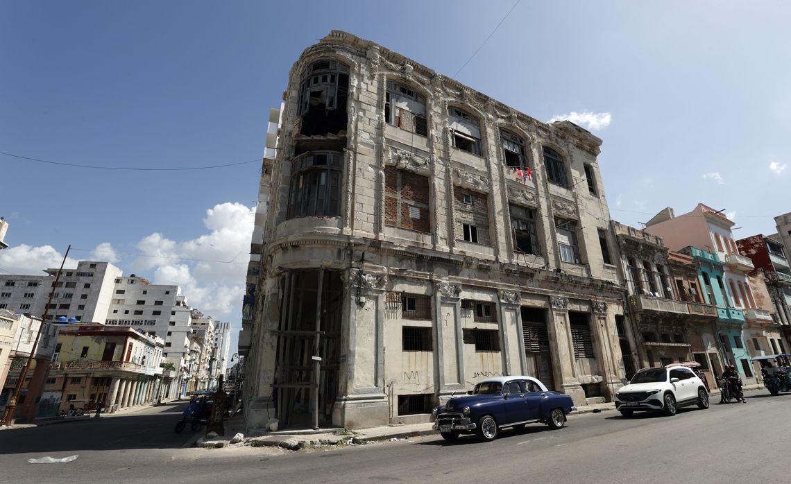 Un antiguo edificio en mal estado en La Habana. Foto: Ernesto Mastrascusa / EFE.