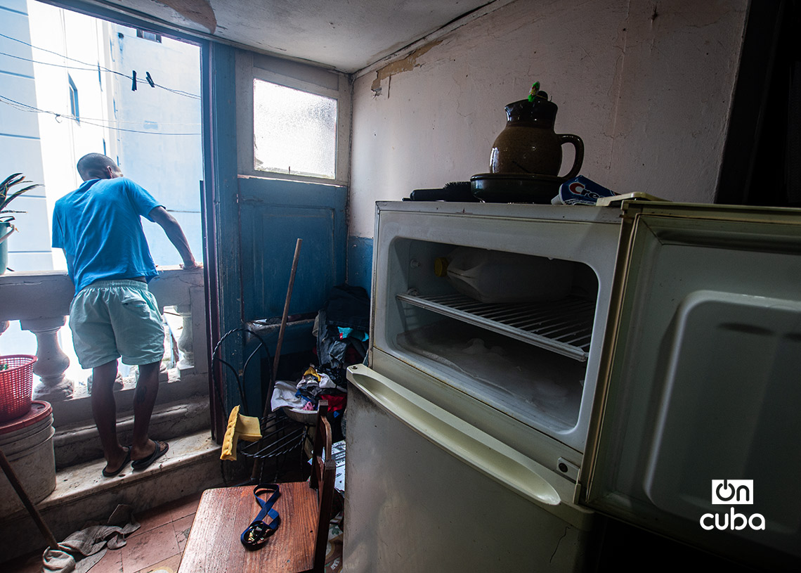 La crisis y los apagones mantienen muchos refrigeradores vacíos en La Habana. Foto: Otmaro Rodríguez.
