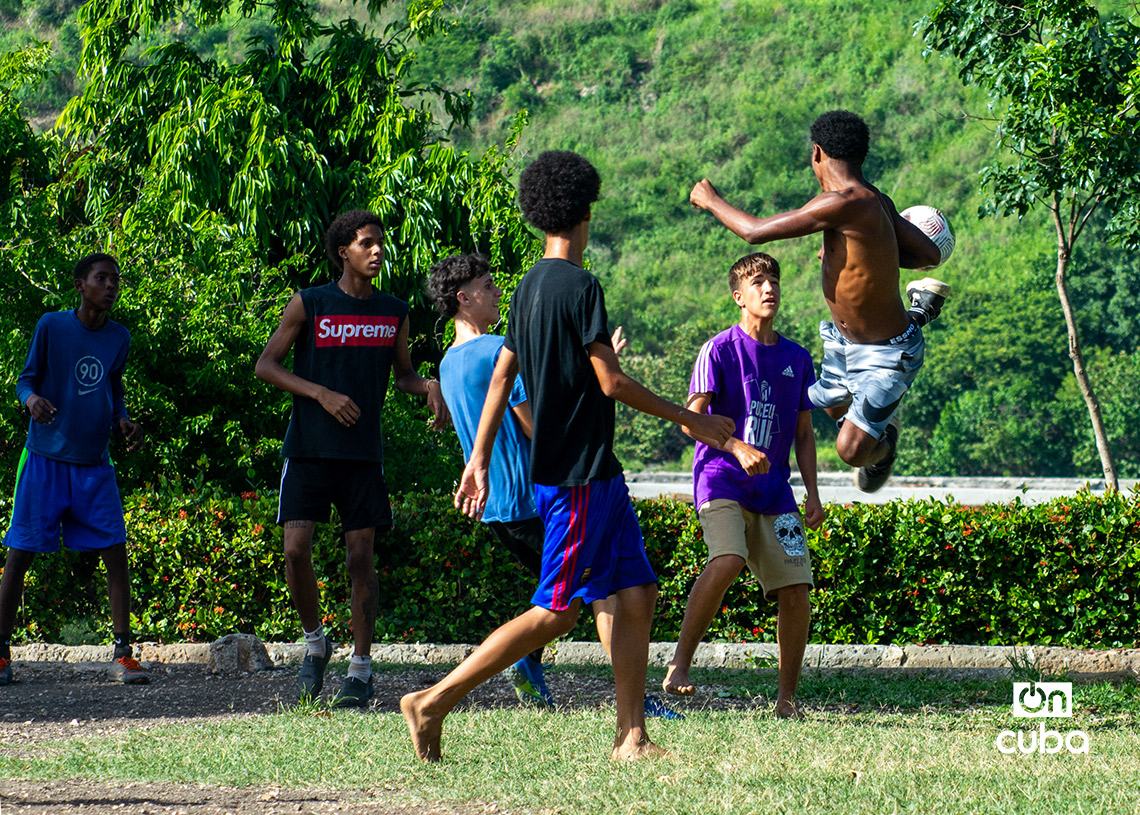 Niños y adolescentes cubanos juegan fútbol en La Habana durante la Copa Mundial de 2026. Foto: Otmaro Rodríguez.