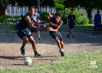 Niños y adolescentes cubanos juegan fútbol en La Habana durante la Copa Mundial de 2026. Foto: Otmaro Rodríguez.