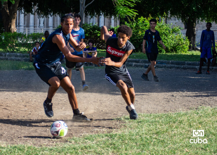 Niños y adolescentes cubanos juegan fútbol en La Habana durante la Copa Mundial de 2026. Foto: Otmaro Rodríguez.