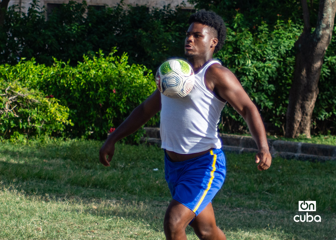 Niños y adolescentes cubanos juegan fútbol en La Habana durante la Copa Mundial de 2026. Foto: Otmaro Rodríguez.