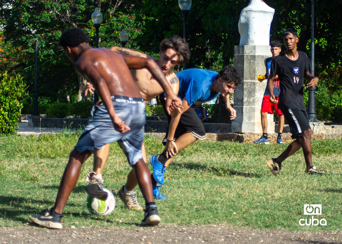 Niños y adolescentes cubanos juegan fútbol en La Habana durante la Copa Mundial de 2026. Foto: Otmaro Rodríguez.