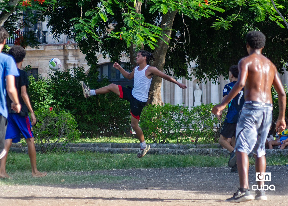 Niños y adolescentes cubanos juegan fútbol en La Habana durante la Copa Mundial de 2026. Foto: Otmaro Rodríguez.