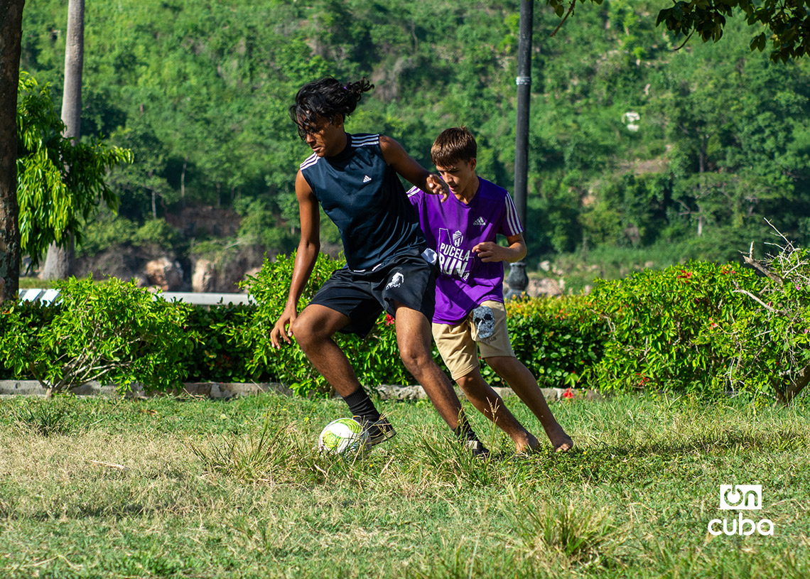 Niños y adolescentes cubanos juegan fútbol en La Habana durante la Copa Mundial de 2026. Foto: Otmaro Rodríguez.