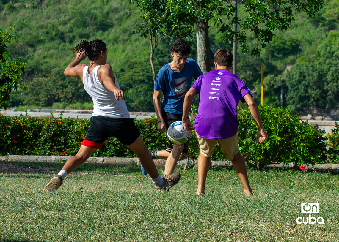Niños y adolescentes cubanos juegan fútbol en La Habana durante la Copa Mundial de 2026. Foto: Otmaro Rodríguez.