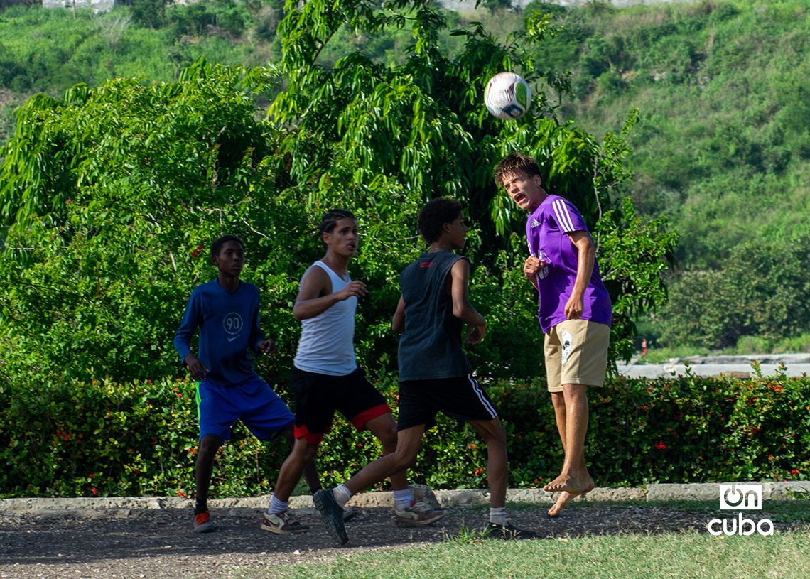 Niños y adolescentes cubanos juegan fútbol en La Habana durante la Copa Mundial de 2026. Foto: Otmaro Rodríguez.