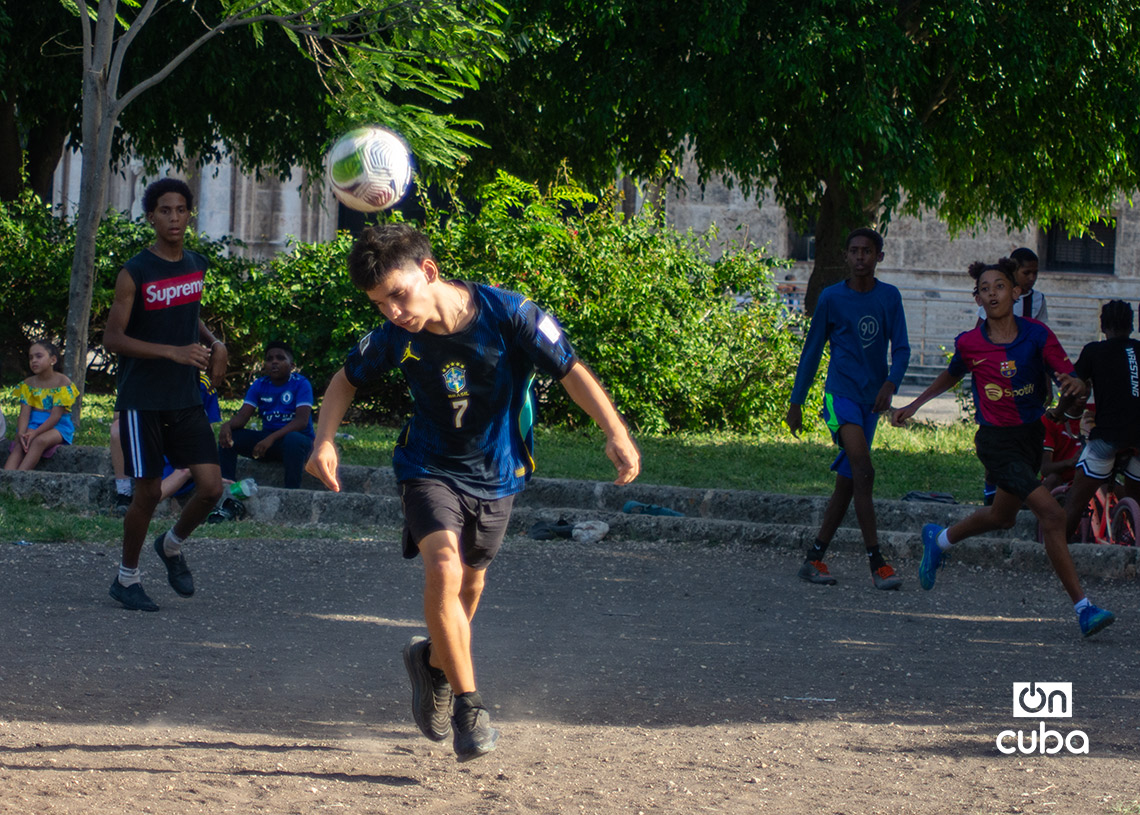Niños y adolescentes cubanos juegan fútbol en La Habana durante la Copa Mundial de 2026. Foto: Otmaro Rodríguez.