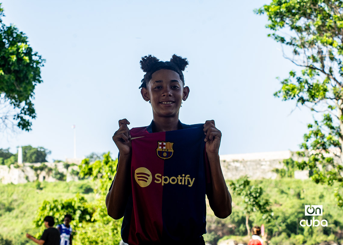 Niño seguidor del Barcelona en La Habana durante la Copa Mundial de 2026. Foto: Otmaro Rodríguez.